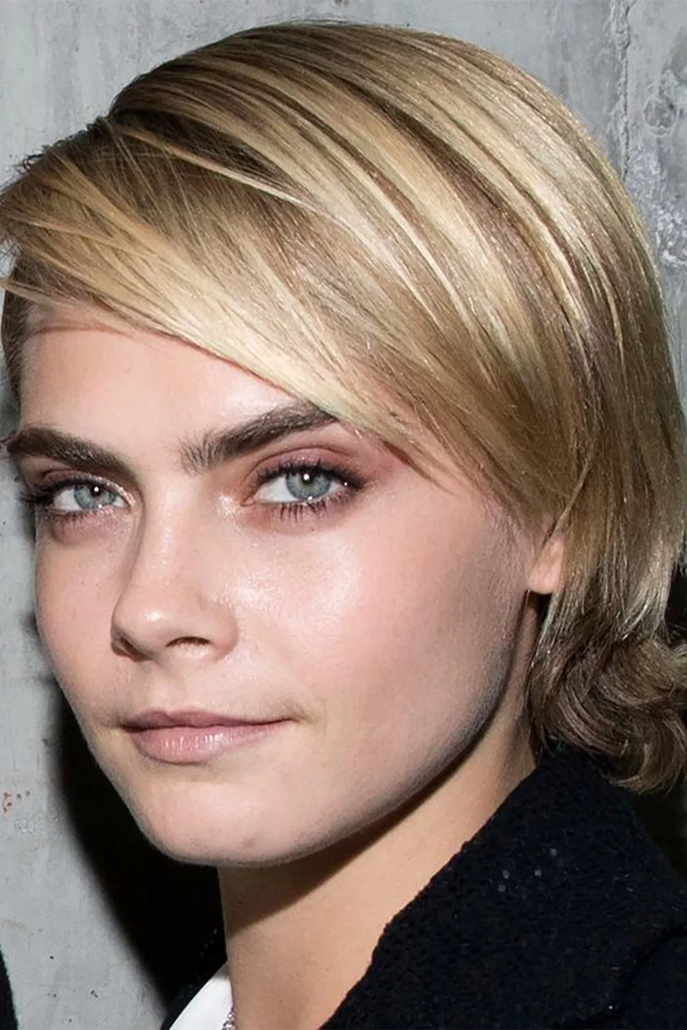 Deep side part textured short hair