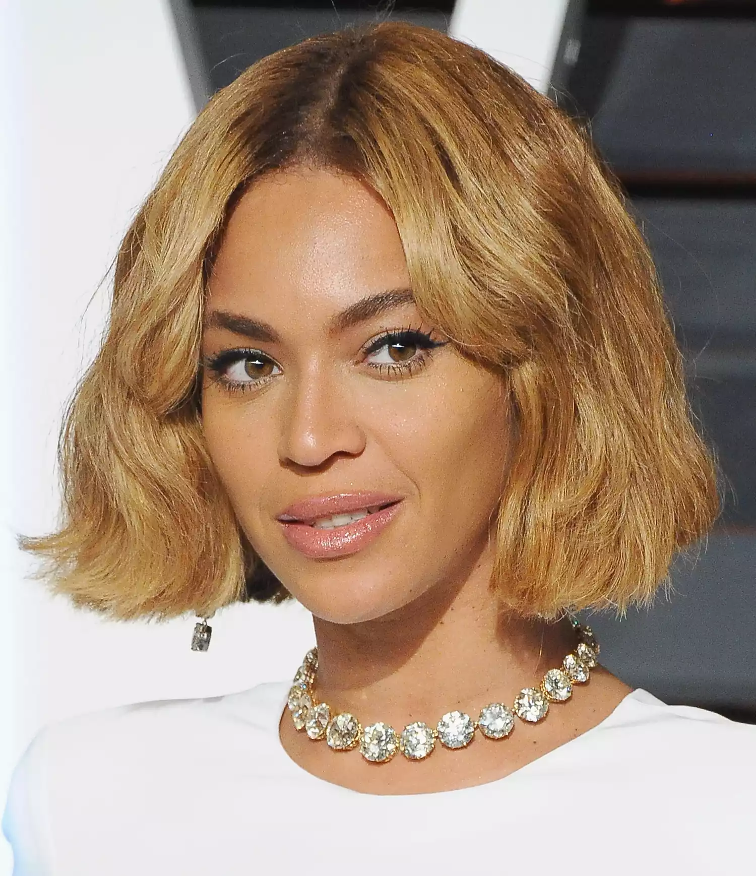 Middle part fluffy short hair