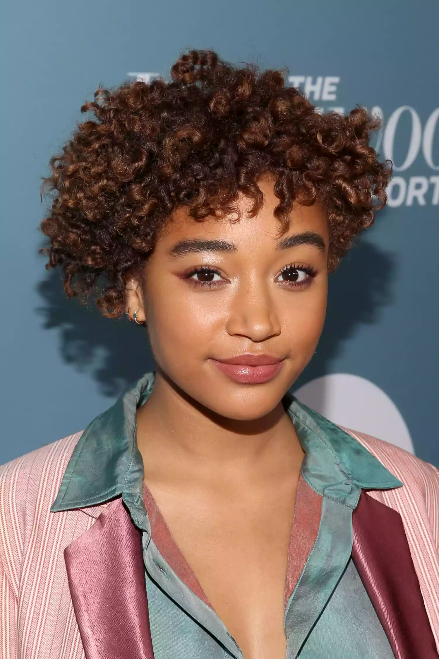 Asymmetric natural texture short hair